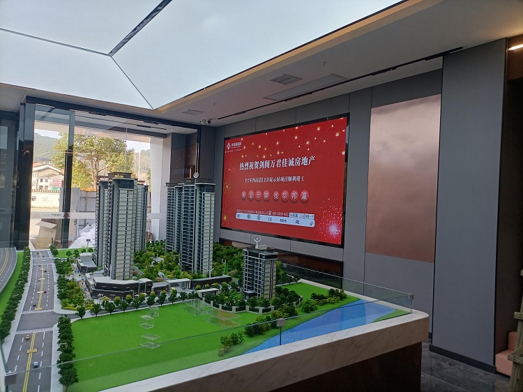 如今，在劍閣萬君佳城房地產(chǎn)售樓處，P2室內LED顯示屏憑借優(yōu)越的可視性和強烈的視覺沖擊力，成為售樓處宣傳的得力助手。